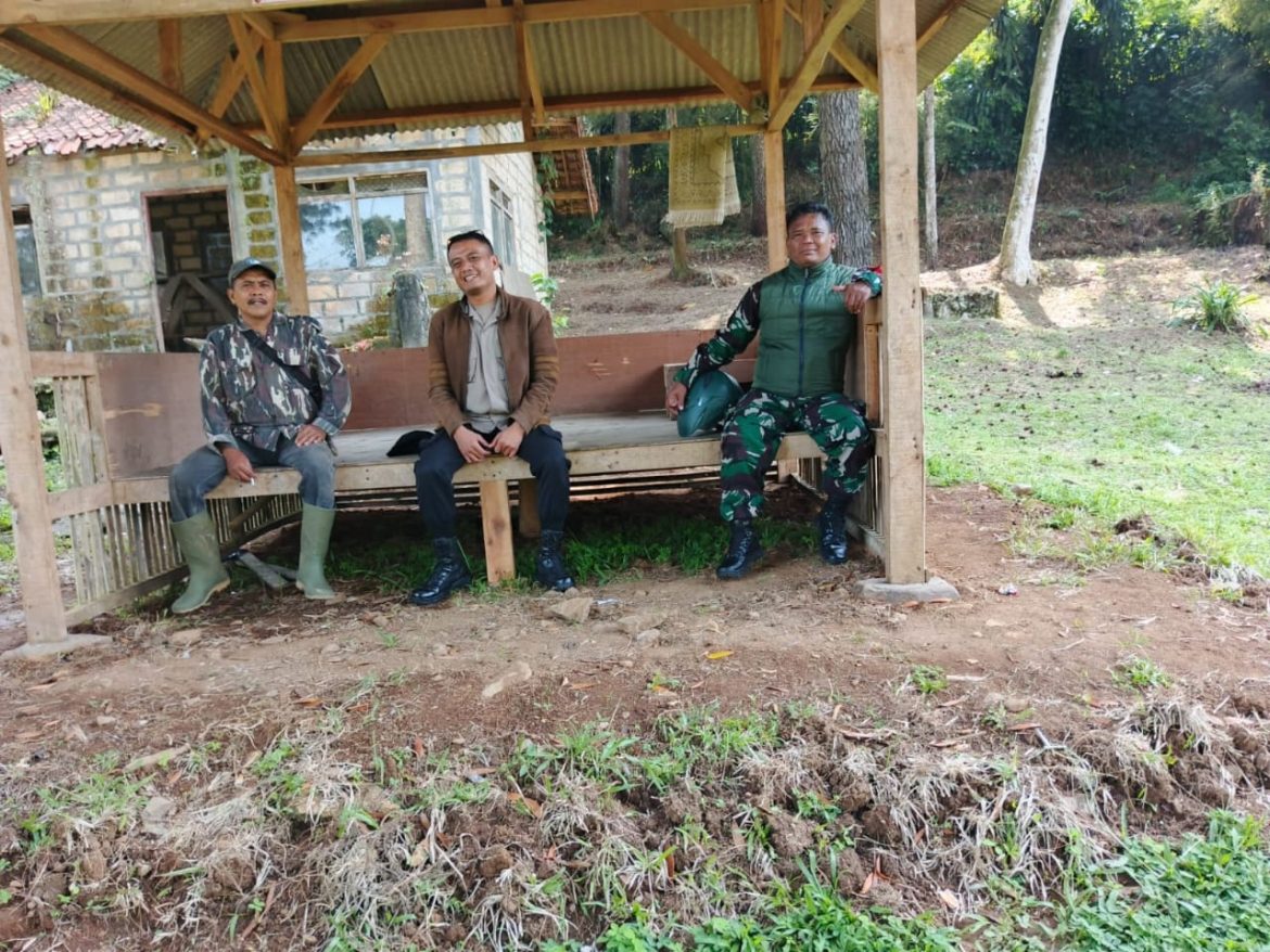 Kuatkan Sinergitas, TNI-Polri Aktif Sambangi Warga Desa Pasir Aya Cigombong   