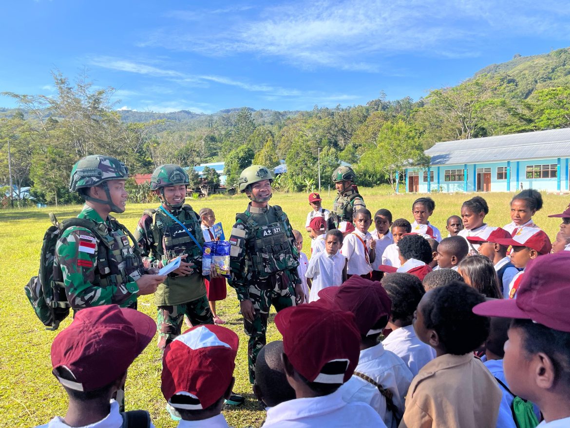 Bagikan Buku Alat tulis Gratis Satgas Yonif 521/DY Anak Papua Cerdas di Distrik Kelila   