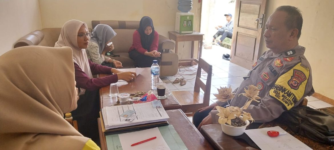 Jaga Kamtibmas, Aiptu Ateng Nasuta Sambangi Warga dan Pantau Siswa di Rumpin   