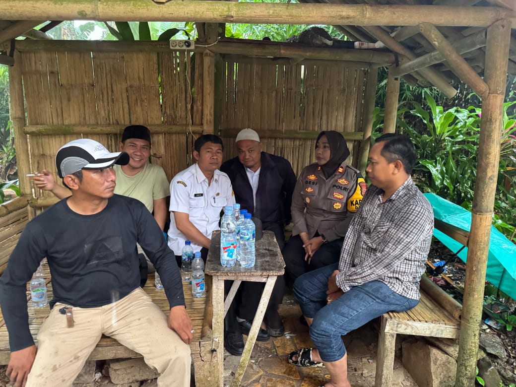 Kapolsek Dramaga Bersinergi Dengan Kades Babakan Laksanakan Program Jumat Curhat Door To Door, Dengarkan Aduan Keluh Kesah Warga Masyarakat Terkait Harkamtibmas   