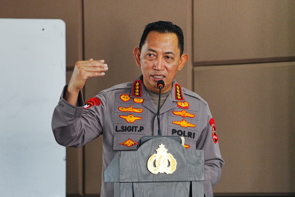 Kapolri Cek Karhutla di Kalbar: Titik Api Turun, Modifikasi Cuaca Berhasil   