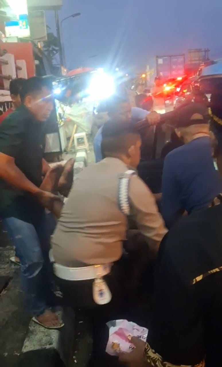 Respon Cepat Polsek Ciawi Evakuasi Warga Tanpa Identitas yang Diduga Sakit Keras ke RSUD Ciawi   