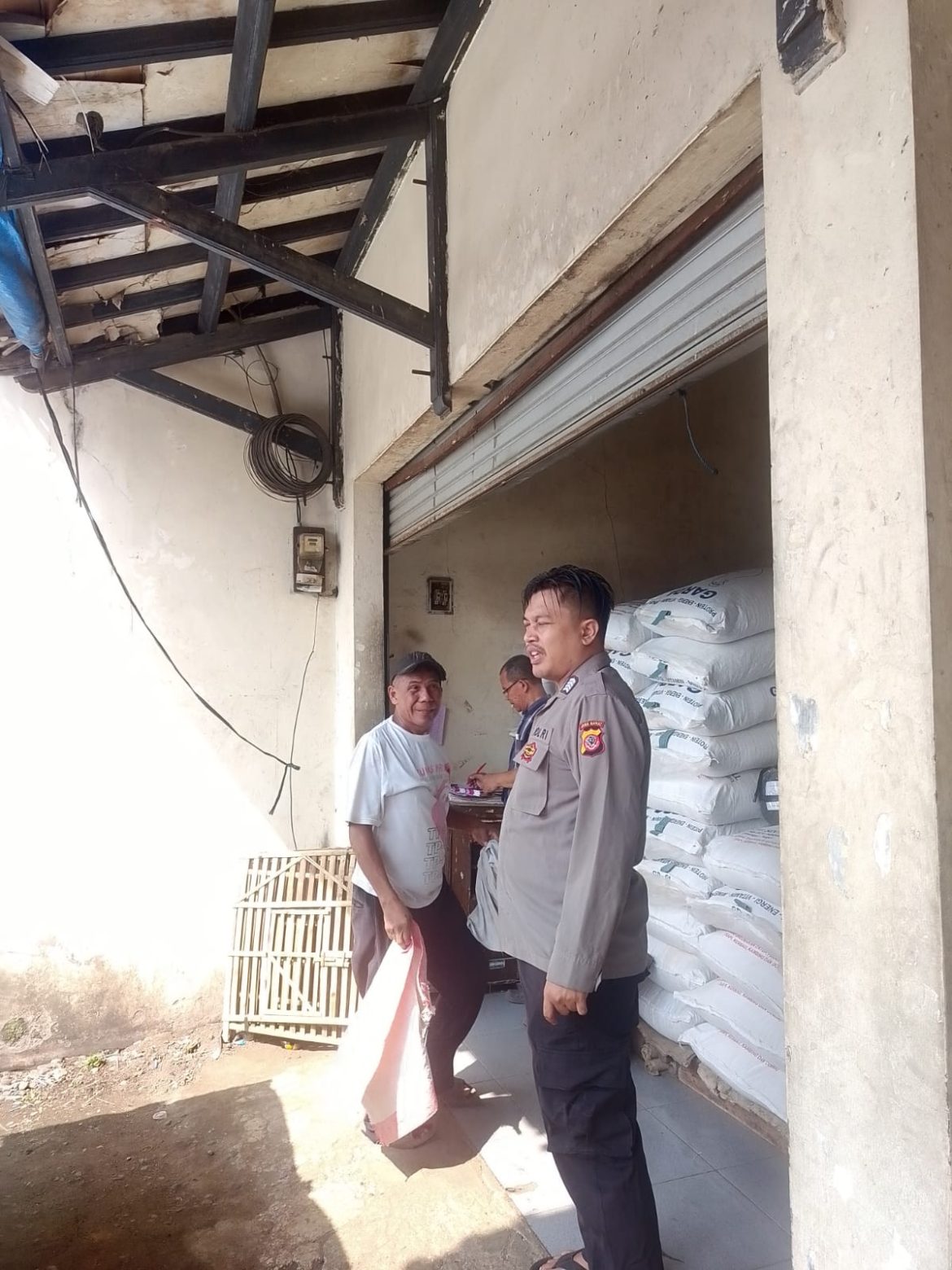 Bhabinkamtibmas Polsek Leuwiliang Sambangi Warga untuk Harkamtibmas dan Imbau Kibarkan Bendera Merah Putih   