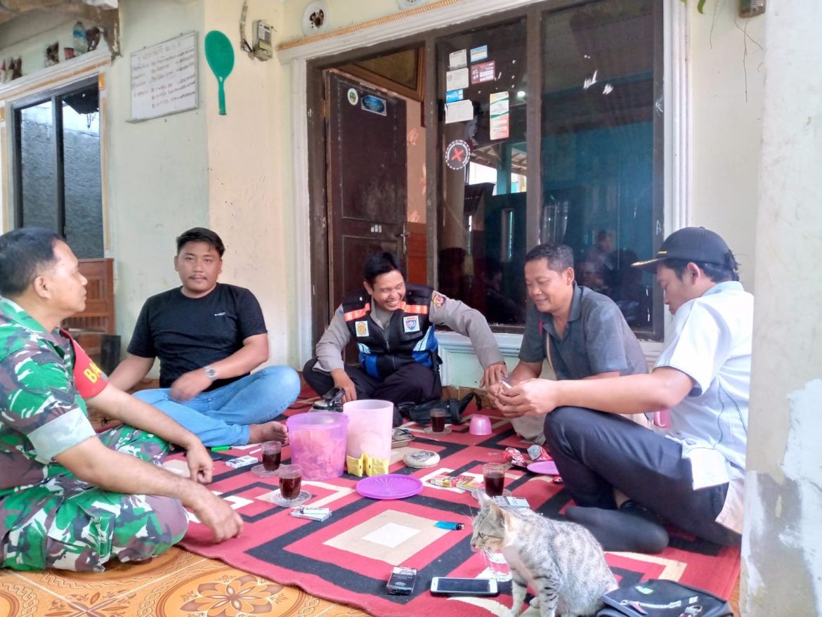 Sinergitas TNI–Polri, Polsek Cijeruk Sambangi Warga Cibalung untuk Perkuat Kamtibmas    