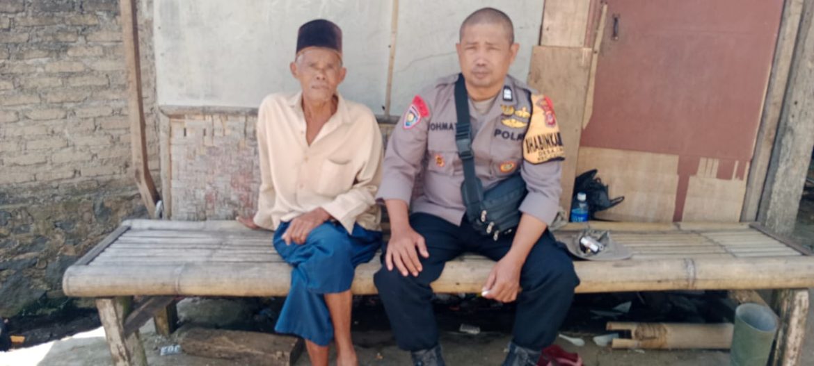 Dekatkan Diri dengan Masyarakat, Bhabinkamtibmas Polsek Cijeruk Sambangi Warga Desa Ciburayut   