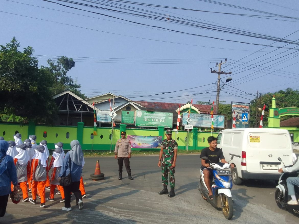 Kodim 0601/Pandeglang Amankan Lomba Gerak Jalan HUT RI ke-80 di Kecamatan Menes   