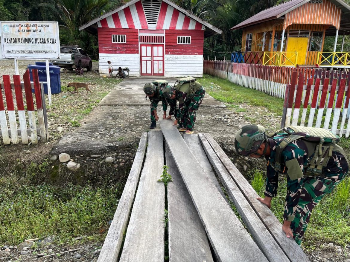 Karya Bhakti Satgas Yonif 521/DY Wujudkan Lingkungan Bersih dan Rapih, Melalui Pos Muaranawa Gelar Bersama Warga Kampung Muaranawa   