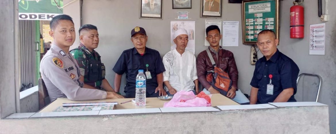 Bersinergi Jaga Keamanan, Bhabinkamtibmas dan Babinsa Sambangi Warga Desa Cigombong   