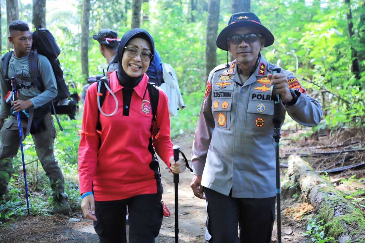Ibu Kapolda Jabar, Diana Rudi Setiawan Satu-Satunya Ketua Bhayangkari sampai Puncak Gunung Ciremai, Melesat Bak Panah Srikandi   
