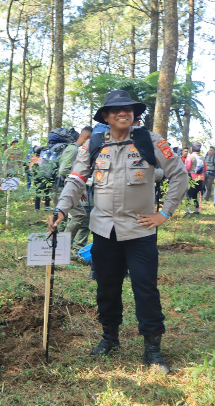Brigjend Rhinto Pejabat Polda Jabar Tercatat Pemecah Rekor Tertua Naik Gunung Se Indonesia   