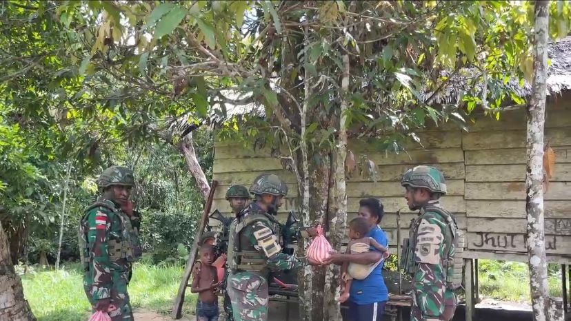 Satgas Pamtas Yonif 763/SBA Pos JOSHIRO Gelar Kegiatan Pembagian Sembako Kepada Masyarakat Kampung    