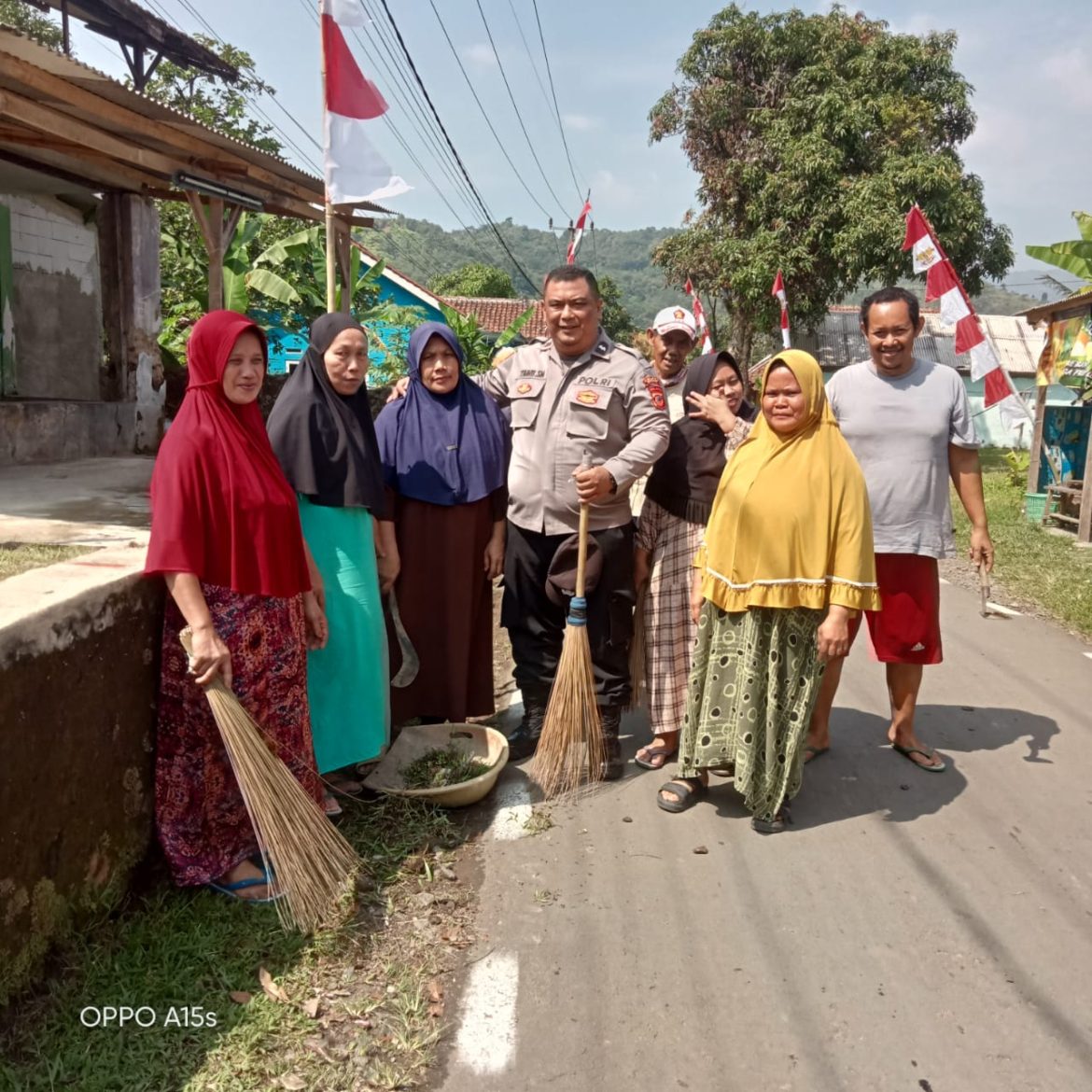 Bhabinkamtibmas Leuwiliang Sambangi Warga, Pererat Silaturahmi dan Tingkatkan Kewaspadaan Kamtibmas   