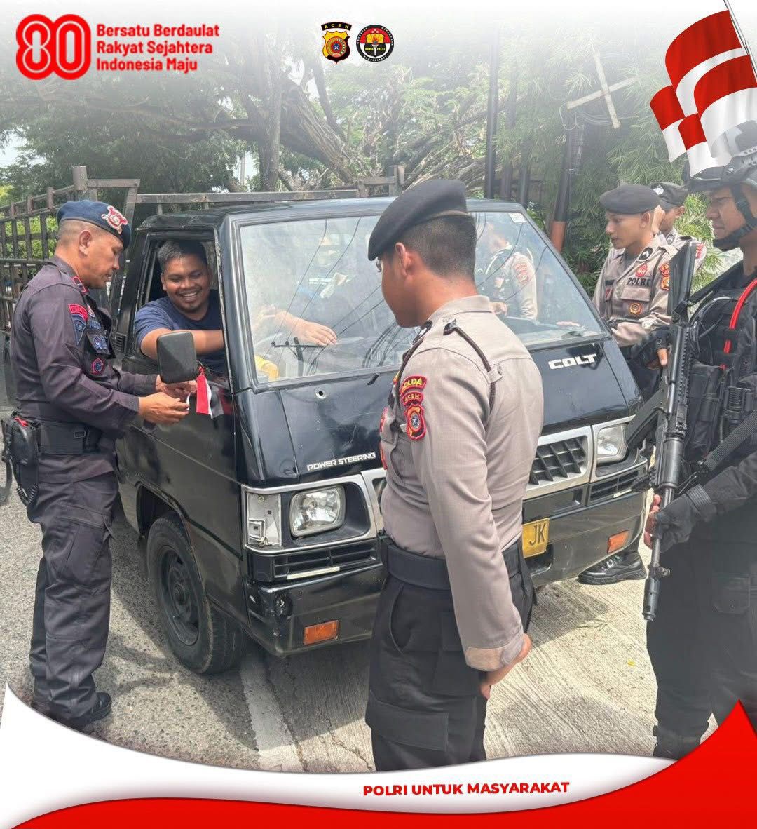 Tim Patroli KRYD Polda Aceh Pasang Bendera Merah Putih Pada Kendaraan Warga