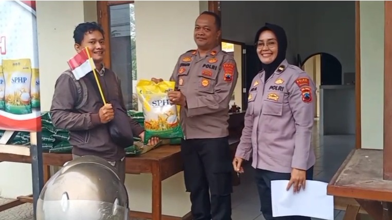 1,8 Ton Beras Ludes di Gerakan Pangan Murah Polsek Kedungwuni, Pembeli Dapat Bendera Merah Putih
