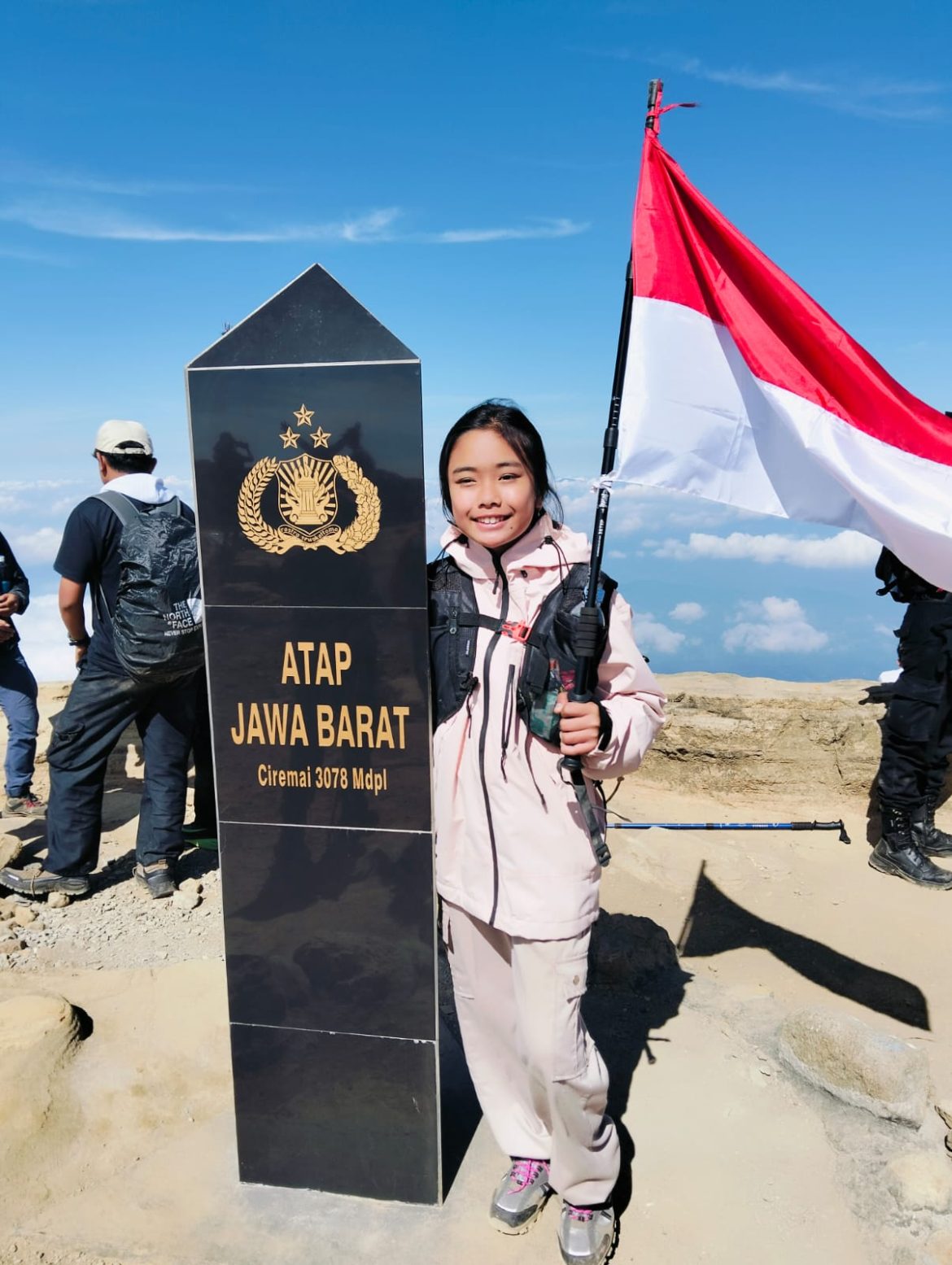 Alyssa Salah Seorang Putri Keluarga Besar Kodim 0614/Kota Cirebon Taklukkan Gunung Ciremai, Kibarkan Merah Putih.