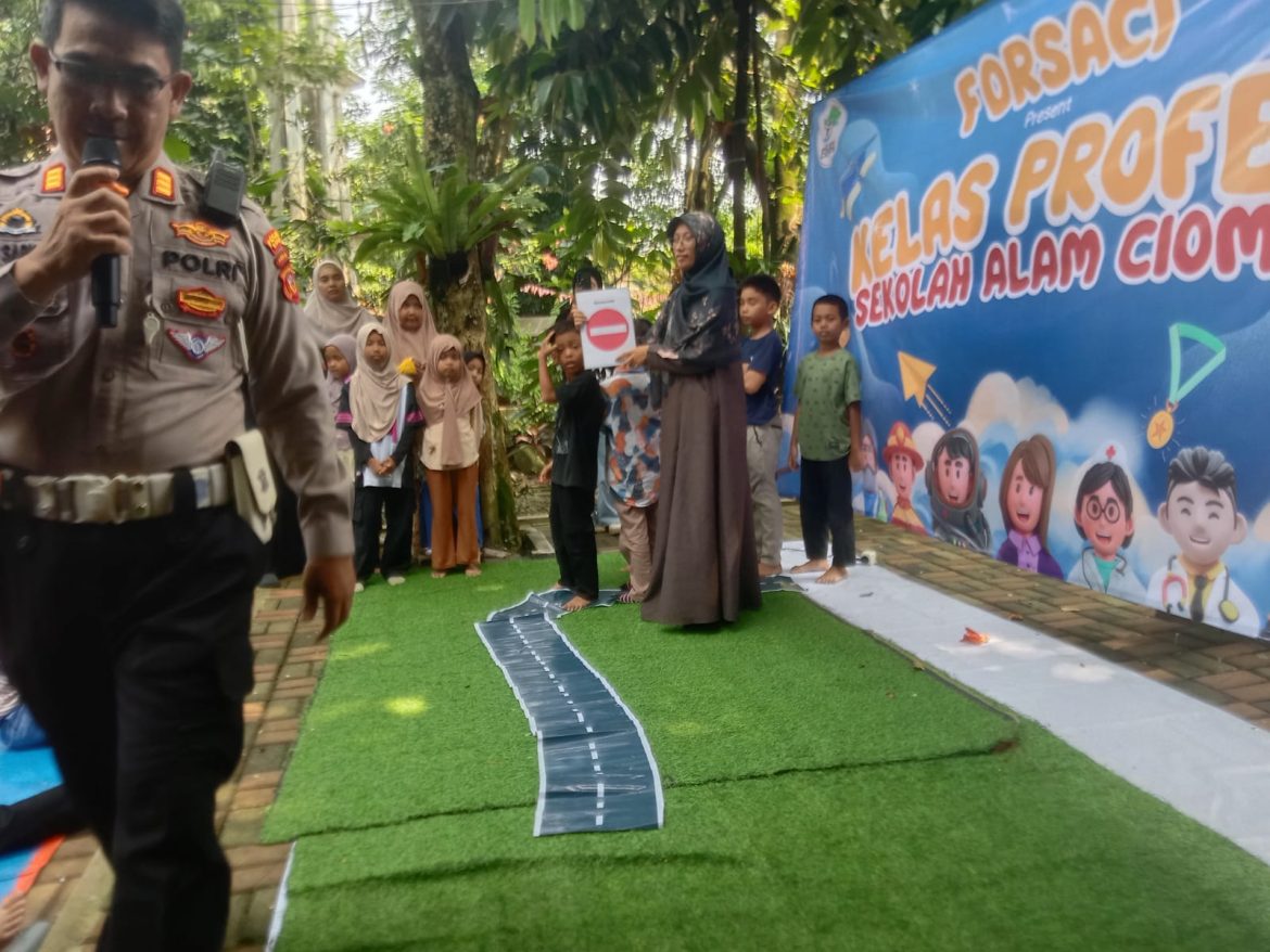 Polisi Sahabat Anak, Kanit Lantas Polsek Ciomas Edukasi Siswa SD Alam Padasuka Soal Tertib Berlalu Lintas   