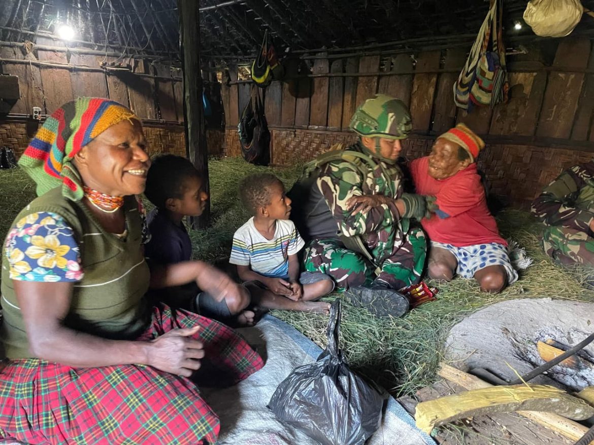 Senyum Dan Sapa Papuaku Satgas Yonif 521/DY Saat Berkunjung Ke Kampung Bolakme   