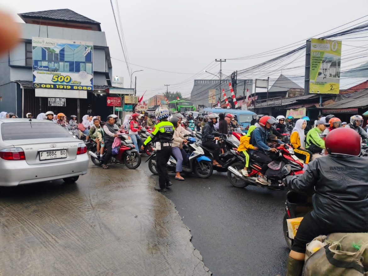 Wujudkan Kamseltibcarlantas, Polsek Ciampea Laksanakan Pengaturan Lalu Lintas Pagi Hari   