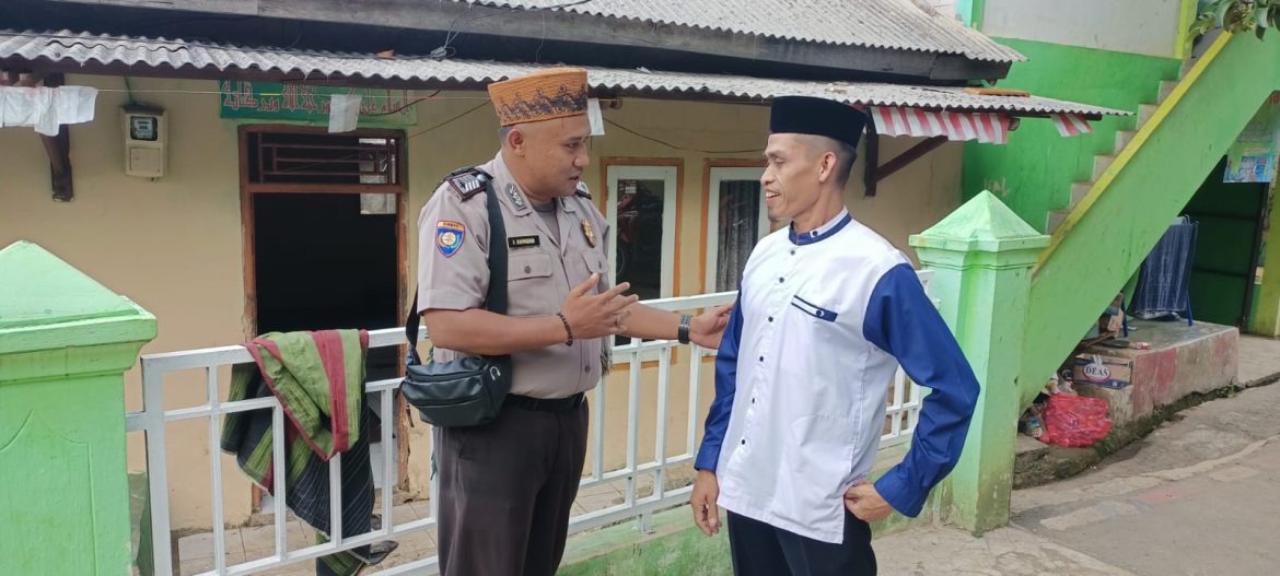 Jalin Kedekatan dengan Masyarakat, Bhabinkamtibmas Sambang Warga di Kecamatan Leuwiliang   