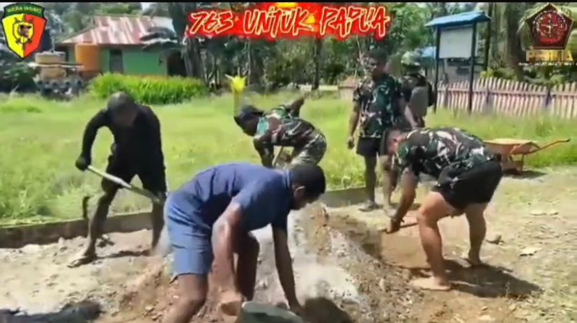 Satgas Pamtas Yonif 763/SBA Pos Yembun Bersama Masyarakat Setempat Membangun Jalan Masuk ke Gereja   