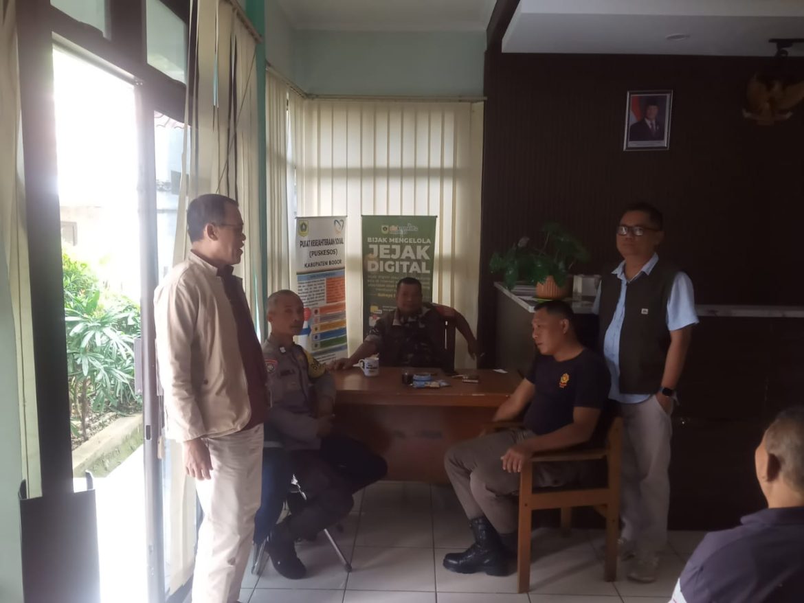 Sambang dan Silaturahmi, Bhabinkamtibmas Polsek Cisarua Serap Informasi dari Masyarakat   