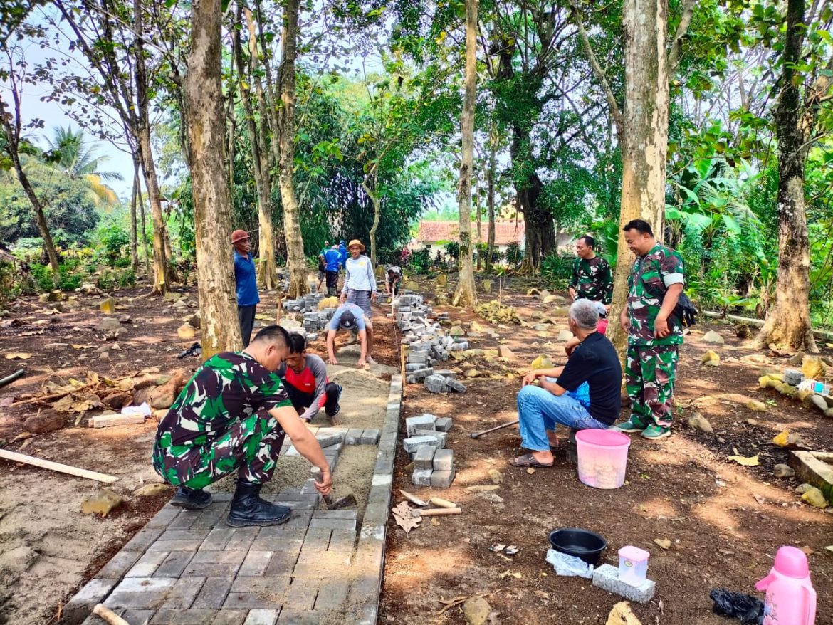 Kodim 0601/Pdg Karya Bhakti Bersama masyarakat di TMP Cihideung Barat, Cimanuk Pandeglang   