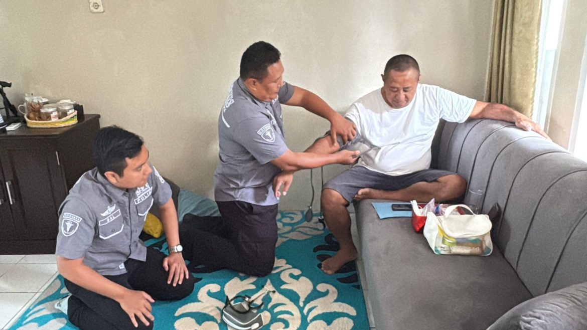 Melalui Home Visit, Dokkes Polres Majalengka Cek Kesehatan Personil   