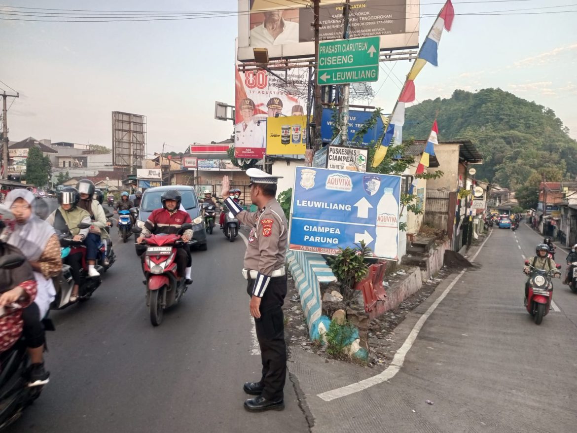 Polsek Ciampea Tingkatkan Pelayanan Pagi, Anggota Laksanakan Pengaturan Lalu Lintas   