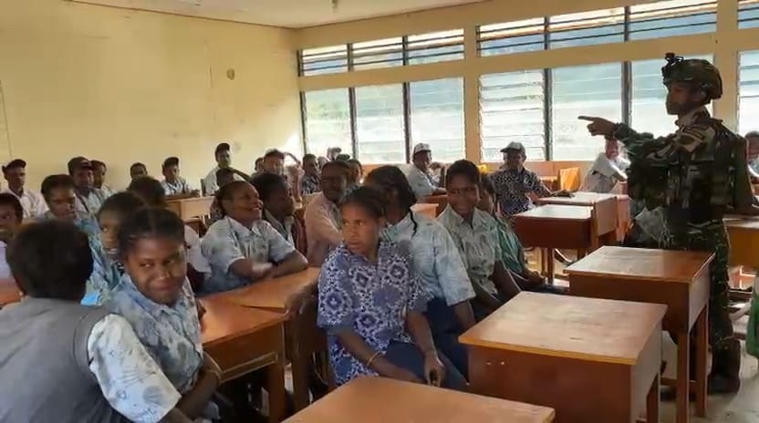 Menuntut Ilmu di Ujung Timur, Satgas Yonif 521/DY di Pedalaman Kurima, Papua Pegunungan   