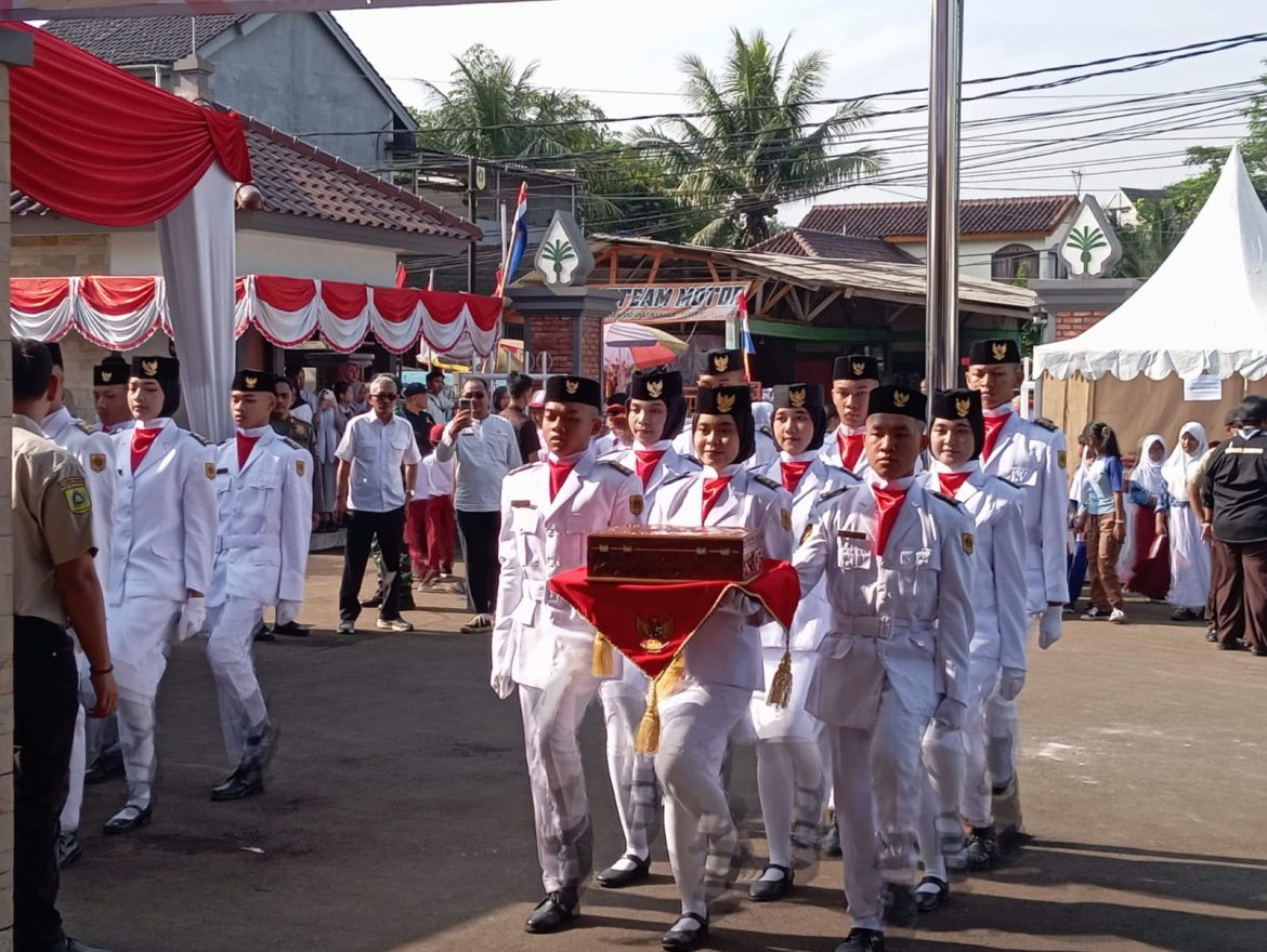 Polsek Dramaga Bersama Forkompimcam Kecamatan Dramaga Hadir Dalam Kegiatan Penerimaan Bendera Pusaka (Sang Saka Merah Putih) Kab Bogor Dari Kec Cibungbulang Di Kec Dramaga   