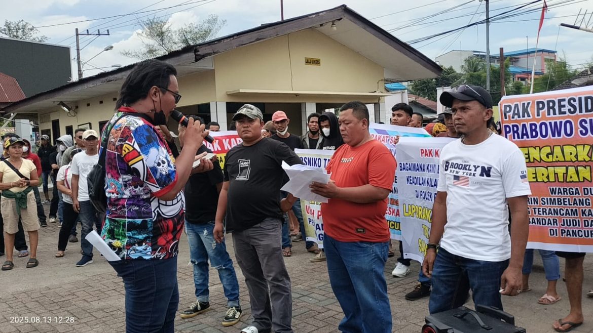 Gawat Pak Kapolda Ratusan Warga dan Masyarakat Demo Ke Polsek Pancur Batu Bawa Spanduk Bertuliskan “Copot Kapolsek dan Kanit Reskrim Polsek Pancur Batu   