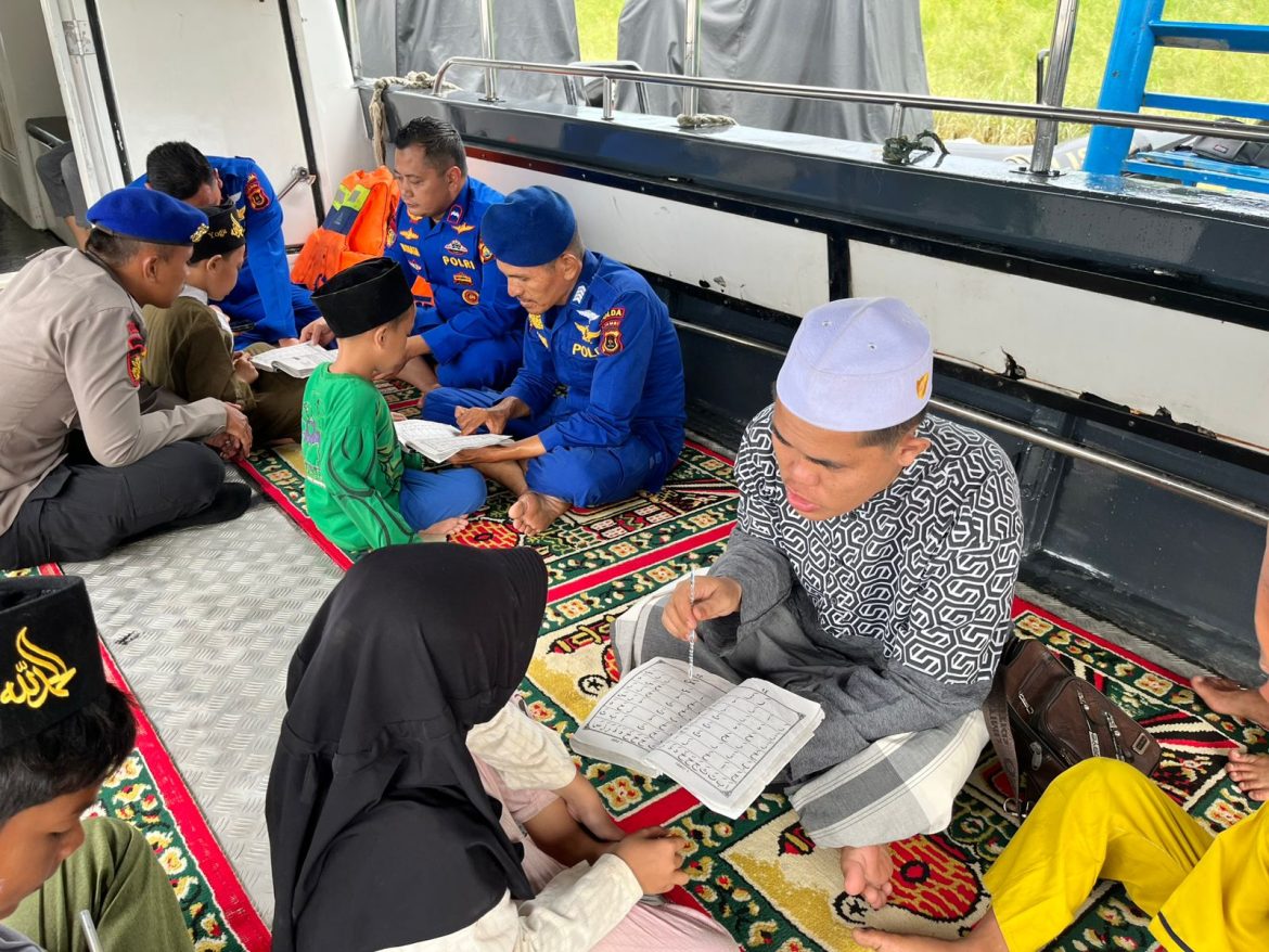 Anak-Anak Pulau Pandan Kota Jambi Antusilwas Ikuti Belajar Mengaji di Perpustakaan Terapung Ditpolairud Polda Jambi   