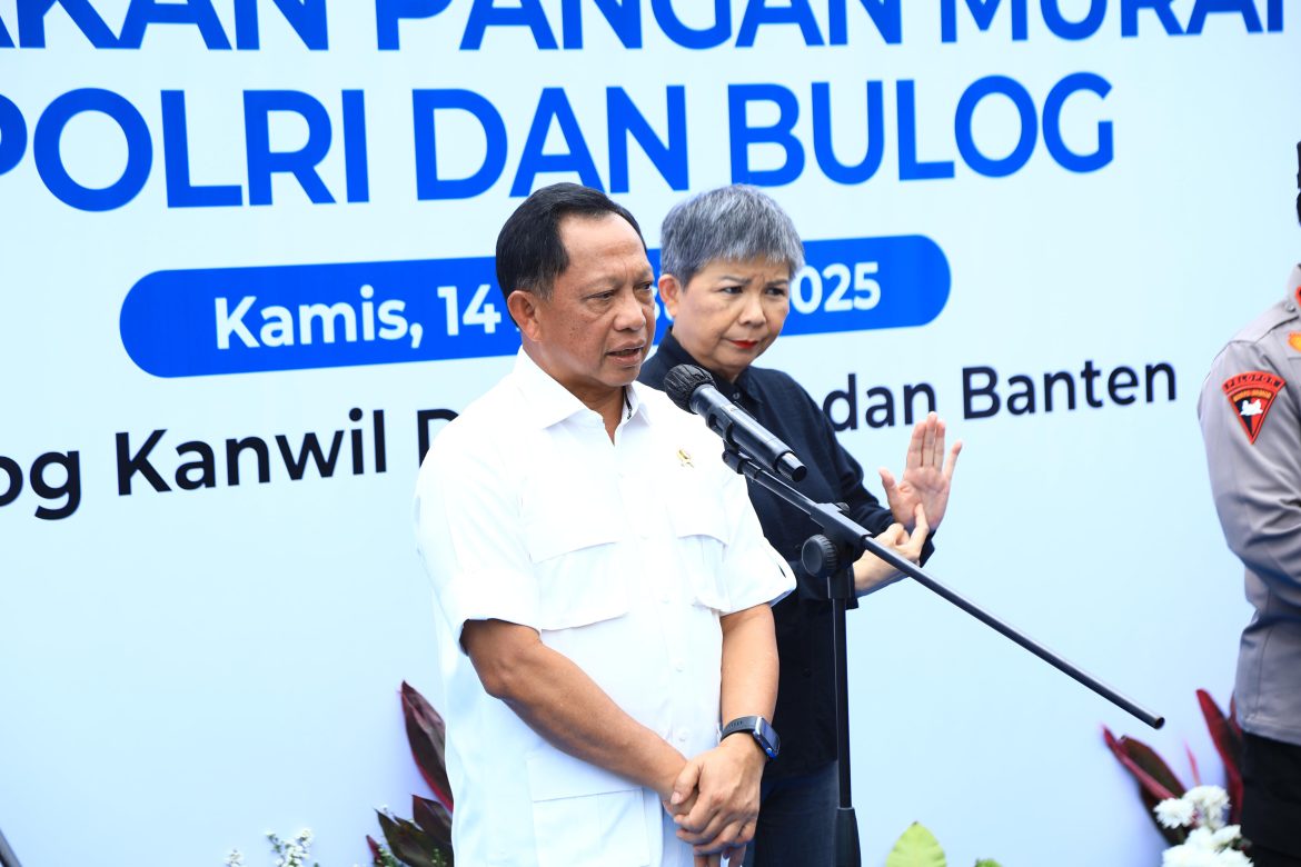 Mendagri Apresiasi Polri dan Bulog Gelar Gerakan Pangan Murah   