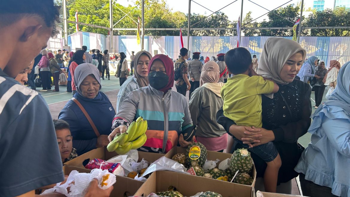 Harga di Bawah Pasar, Emak-Emak Serbu Sembako Murah di Polda Jabar   