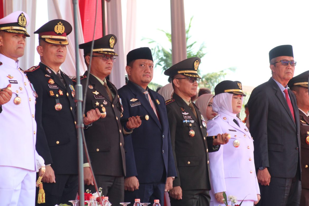 Dandim 0614/Kota Cirebon Bacakan Teks Pancasila pada Upacara HUT ke-80 RI di Stadion Bima