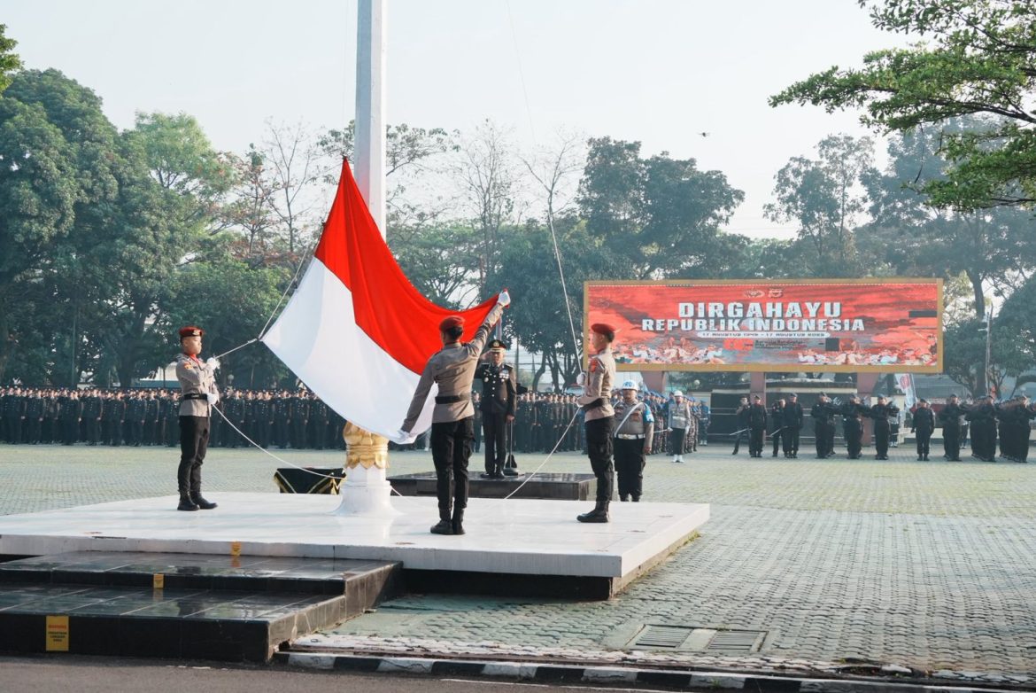 Peringati HUT RI Ke – 80, Polda Jabar Gelar Upacara Bendera di Mapolda Jabar   