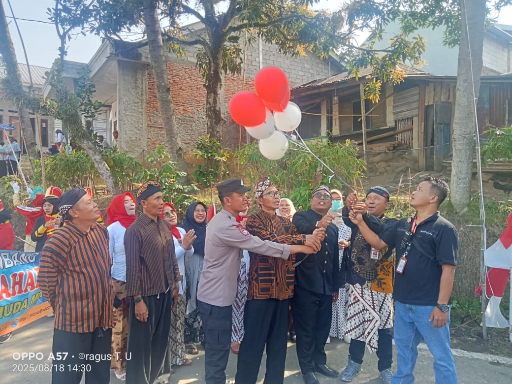 Meriahkan HUT RI Ke 80 Masyarakat Desa Kalisaleh Kecamatan Belik Adakan Karnaval