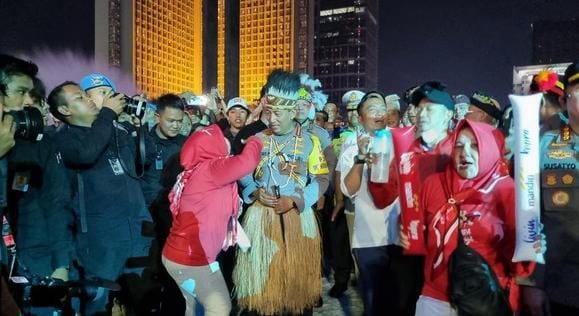 Kapolri Sapa Warga Pengunjung Karnaval HUT ke-80 RI di Bundaran HI   