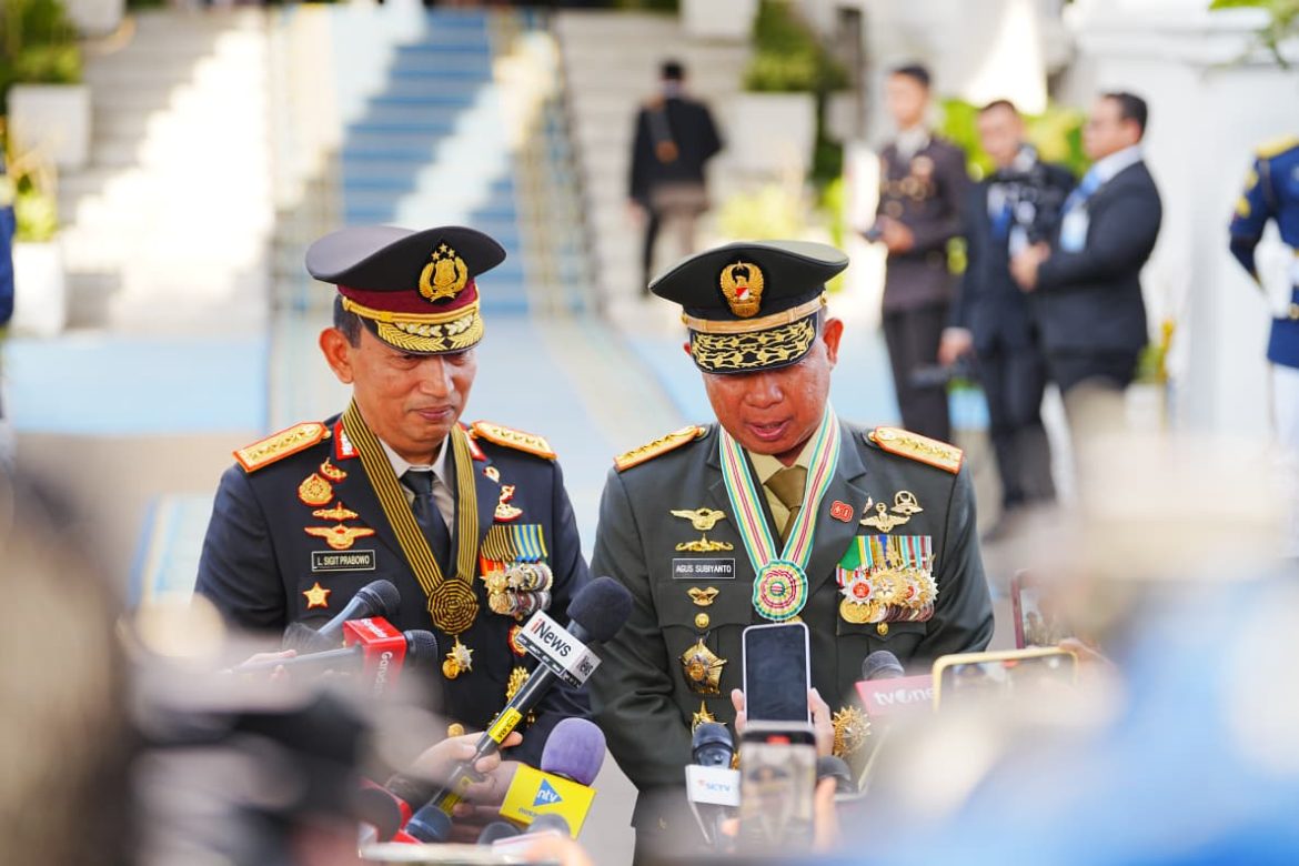 Kapolri dan Panglima TNI Apresiasi Antusiasme Warga dalam Upacara HUT RI ke-80 di Istana   