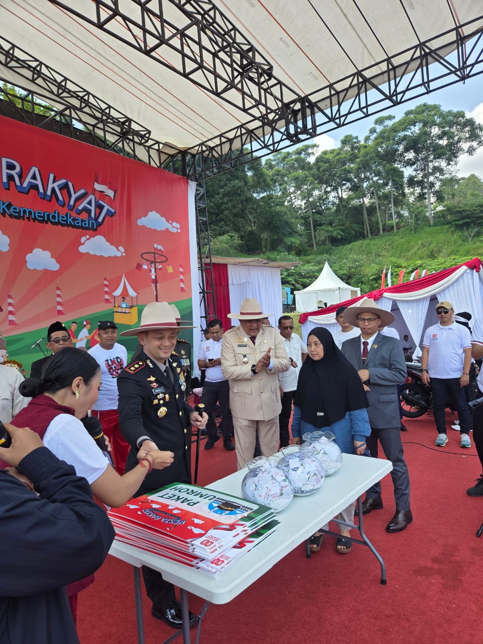Kapolres Bogor Bersama Forkopimda Hadiri Pesta Rakyat HUT RI ke-80 di Babakan Madang  Bogor   