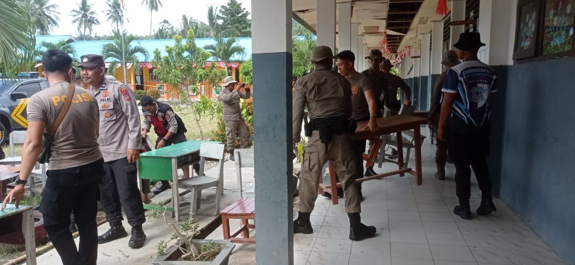 Pasca Gempa, Polres Poso,Brimob dan Satgas Madago Raya Evakuasi Peralatan Sekolah SDN 1 Tangkura   