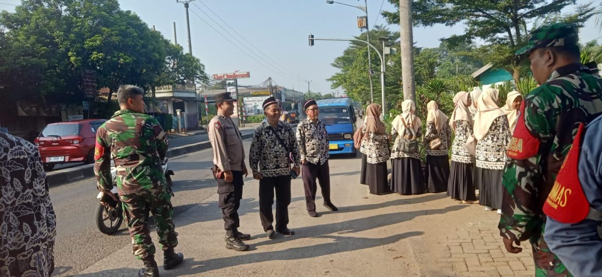 TNI-Polri Bersinergi Patroli Sambang dengan Warga Desa Jabon Mekar   