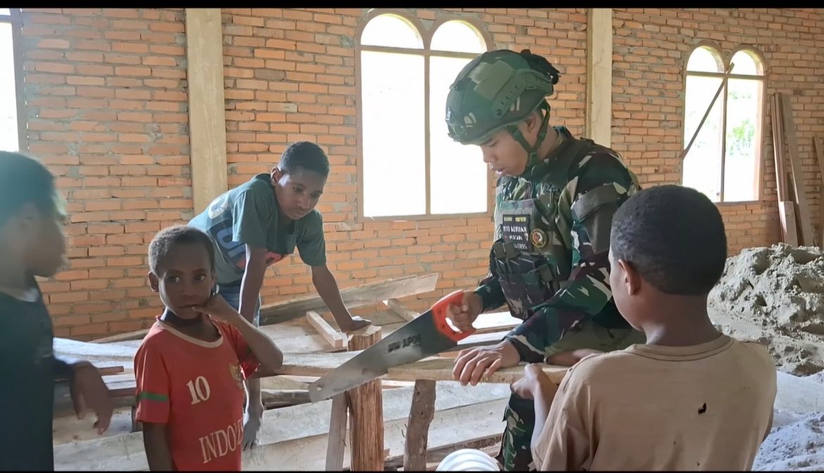 Gotong Royong Satgas Yondif 521/DY Pos Kurima Bersama Masyarakat Kampung Seima Membangun Gereja   
