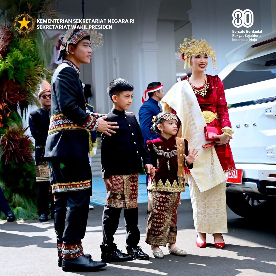 Wapres Gibran Rakabuming Bersama Ibu Selvi dan Putra Putri Tercinta Jan Ethes Srinarendra dan La Lembah Manah Pada Peringatan Detik Detik Proklamasi   
