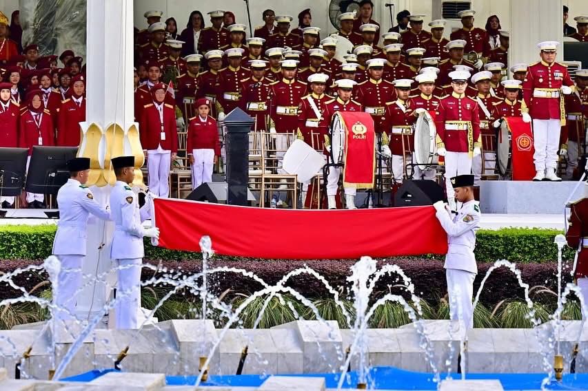 Presiden Prabowo Pimpin Khidmat Upacara Penurunan Bendera Negara Sang Merah Putih di Istana Merdeka   