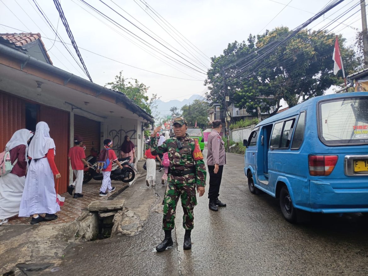 Kebersamaan TNI-Polri, Bhabinkamtibmas Tamansari Amankan Pawai Kemerdekaan di SDN Sirnagalih   
