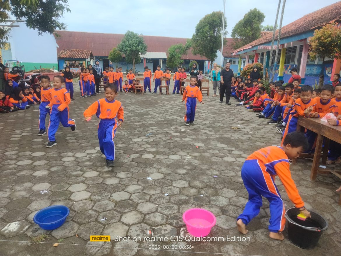 Penuh Tawa Kegembiraan! Wali Murid SDN 02 Paguyangan, Kompak Gelar Lomba HUT ke-80 RI