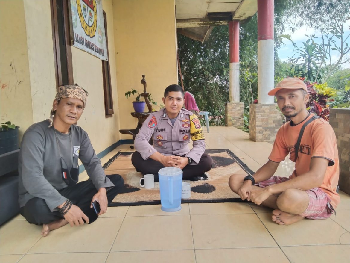 Dekatkan Diri dengan Masyarakat, Bhabinkamtibmas Polsek Cijeruk Sambangi Warga Desa Tugu Jaya   