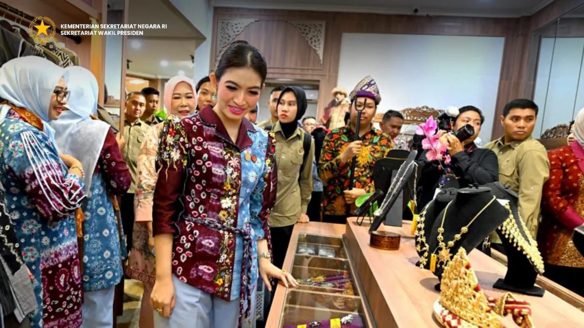 Kunjungan Kerja Ketua Umum Dewan Kerajinan Nasional (Dekranas) Pembina Seruni KMP Ibu Selvi Gibran Rakabuming,    