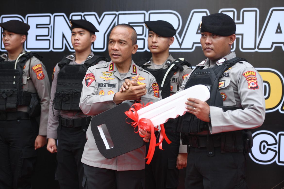 Kapolda Jabar Kunjungi Polres Cirebon Kota, Serahkan Bantuan Sarana Operasional dan Sembako   